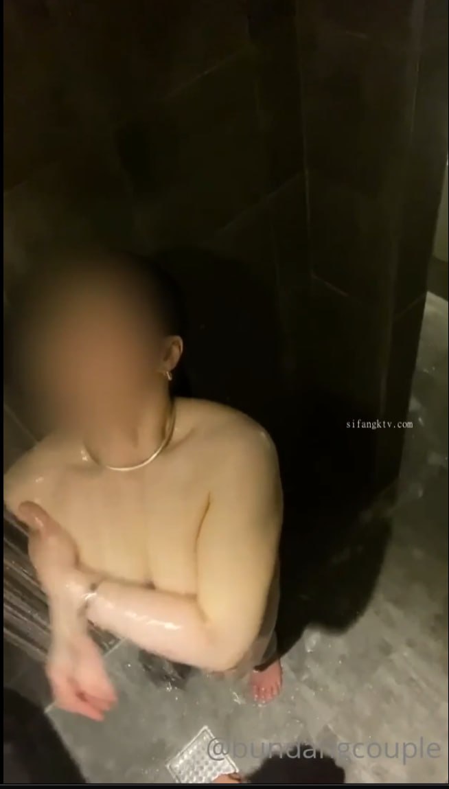 一王二后姐姐和妹妹一块轮坐口活伺候姐夫的鸡巴妹妹的奶子坚挺粉粉的非常诱人 A